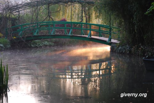 Frühlings-Morgen-Nebel unter der japanischen Brücke in Claude Monets Garten