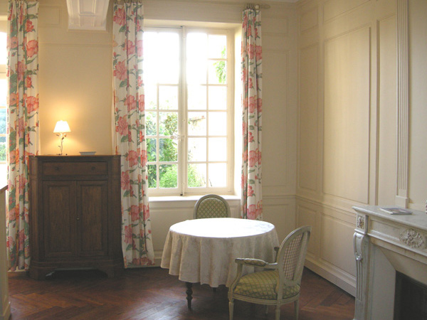 Poussin guest room in les Andelys B and B Berverie