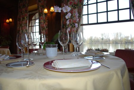 table avec vue sur la Seine au Restaurant de La Chaine d or aux Andelys