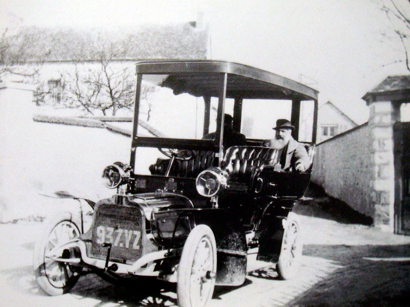 Claude Monet and Theodore Butler
waiting for Sylvain, the chauffeur.